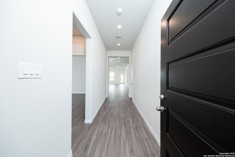 Spacious, unfurnished interior of a new home in Cinco Lakes, San Antonio (Image 14).