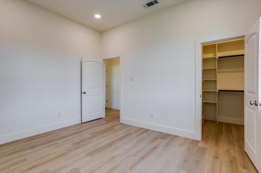 Spacious, unfurnished interior of a new home in , Dallas (Image 26).