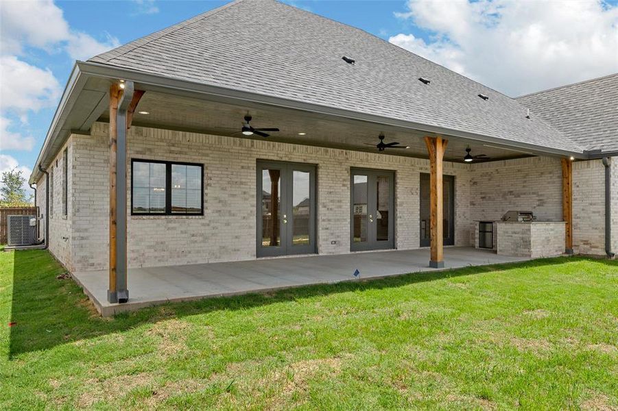 Exterior details and patio area of a home in , Hewitt (Image 30).
