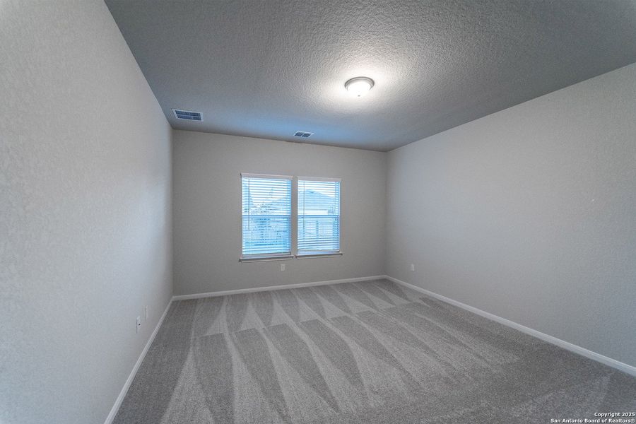 Spacious, unfurnished interior of a new home in Hennersby Hollow, San Antonio (Image 11).