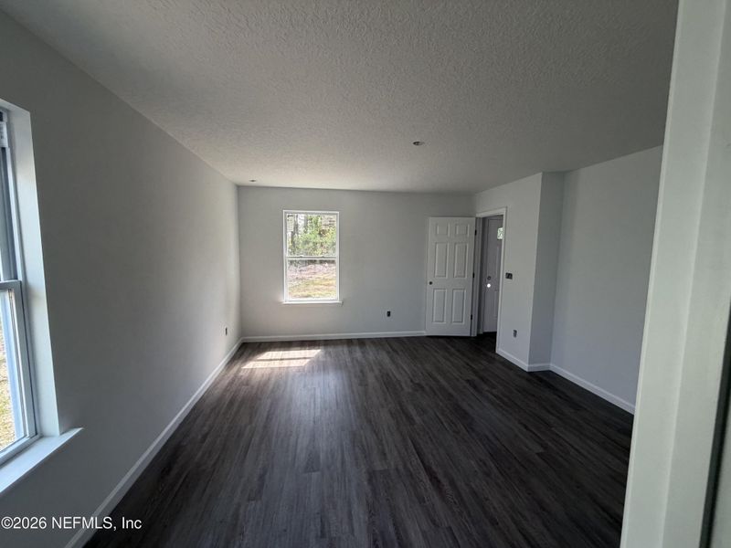 Spacious, unfurnished interior of a new home in , Jacksonville (Image 8).