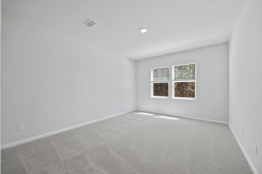 Spacious, unfurnished interior of a new home in Bradford Pointe, Summerville (Image 9).