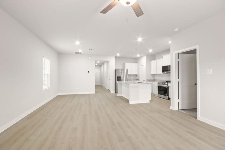 Spacious, unfurnished interior of a new home in Crockett Meadows, Conroe (Image 20).