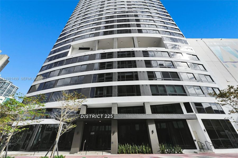 Condo located in Miami, FL showcasing its design and architecture (Image 3).