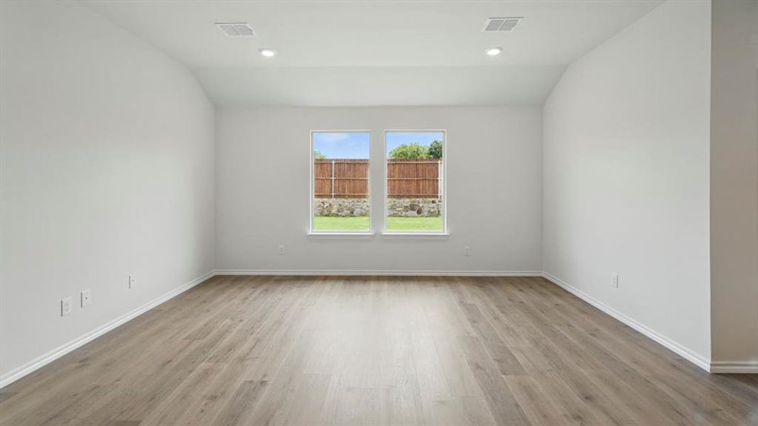 Spacious, unfurnished interior of a new home in Forestbrook Estates, Paris (Image 32).