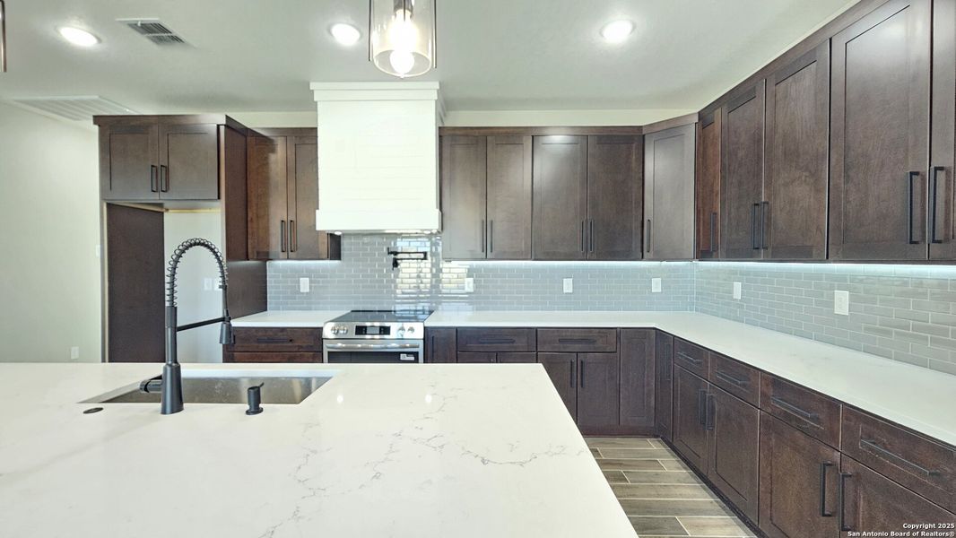 Furnished interior view inside a new home in , La Vernia (Image 7).