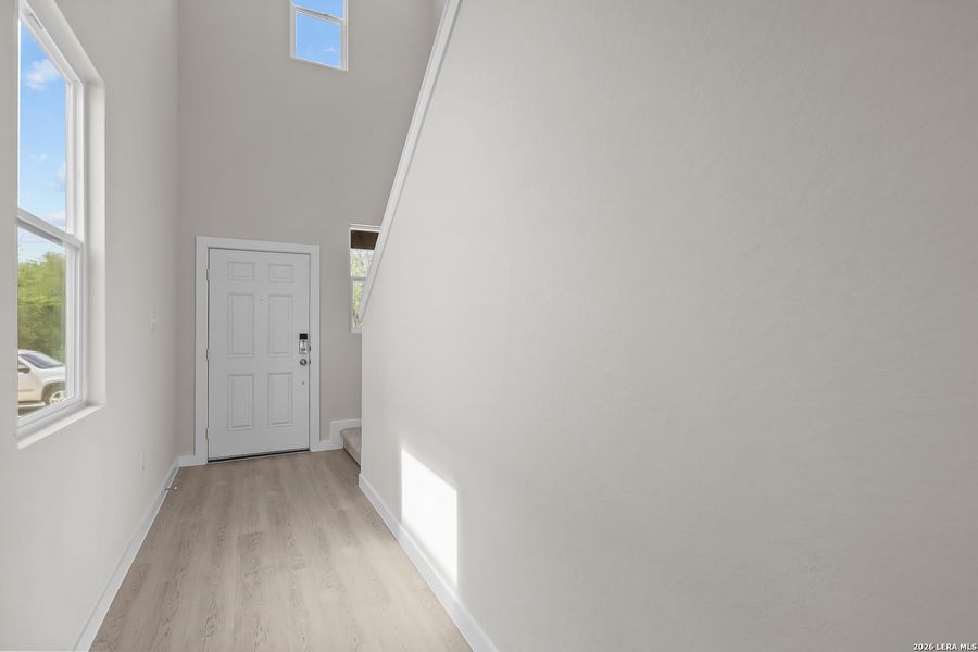Spacious, unfurnished interior of a new home in Spring Creek, San Antonio (Image 28).