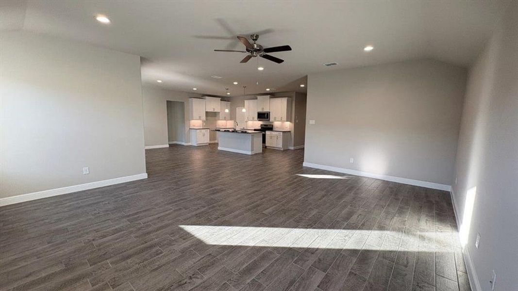 Spacious, unfurnished interior of a new home in Sandstone Estates, Granbury (Image 18).