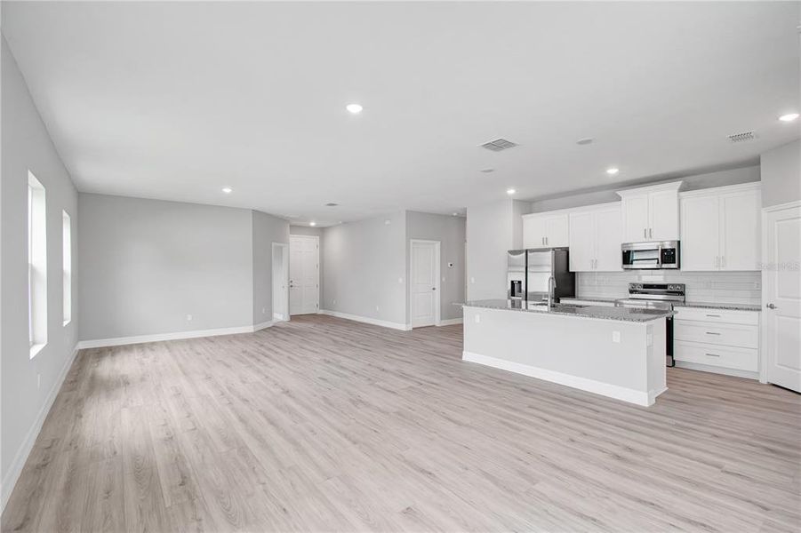 Spacious, unfurnished interior of a new home in , Ocala (Image 8).