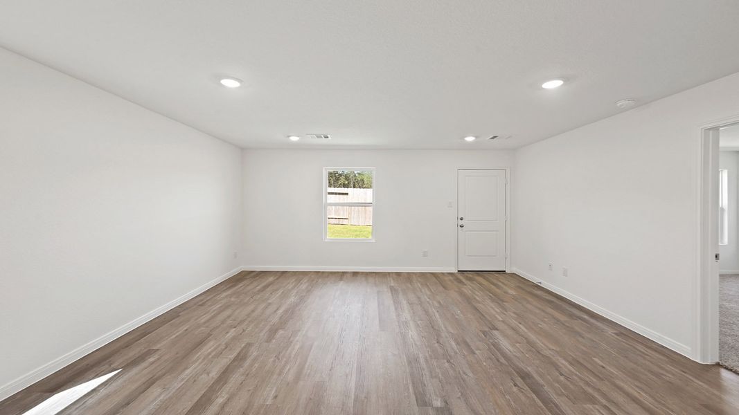 Spacious, unfurnished interior of a new home in McCrorey Trails, Conroe (Image 17).