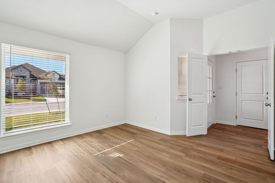Spacious, unfurnished interior of a new home in Village at Three Oaks, Seguin (Image 16).