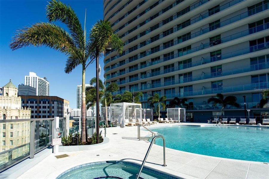 Condo located in St. Petersburg, FL showcasing its design and architecture (Image 14).