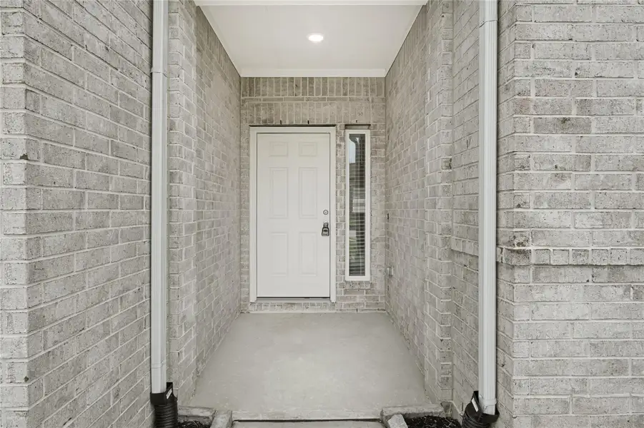 Exterior details and patio area of a home in Rollingbrook Estates, Baytown (Image 3).