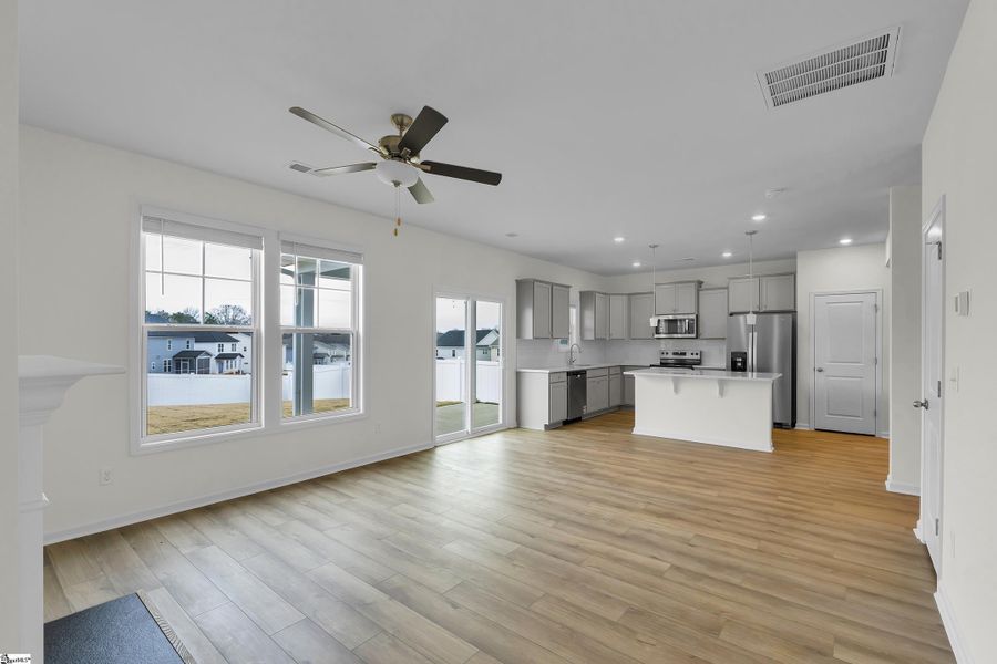 Spacious, unfurnished interior of a new home in Sedona, Greenville (Image 18).