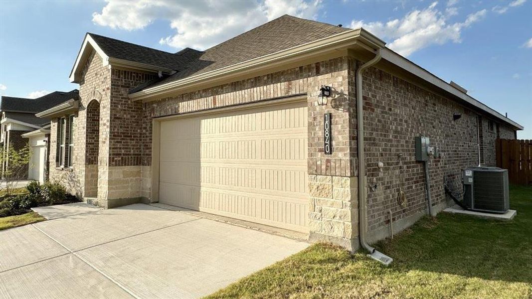 Exterior details and patio area of a home in Rock Creek Ranch, Fort Worth (Image 16).