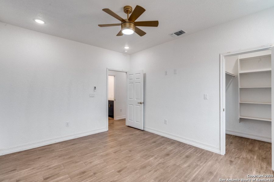 Spacious, unfurnished interior of a new home in , Floresville (Image 31).