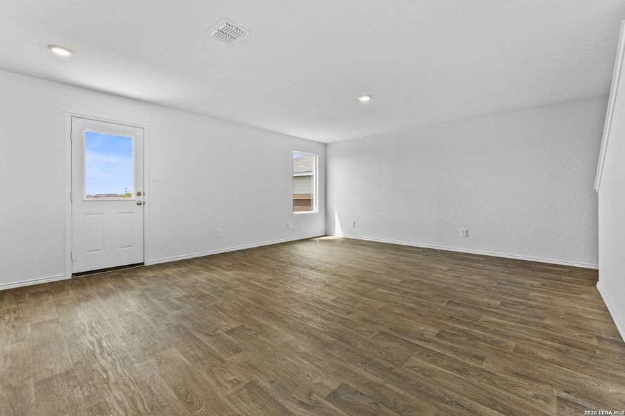 Spacious, unfurnished interior of a new home in Avenida, Converse (Image 22).