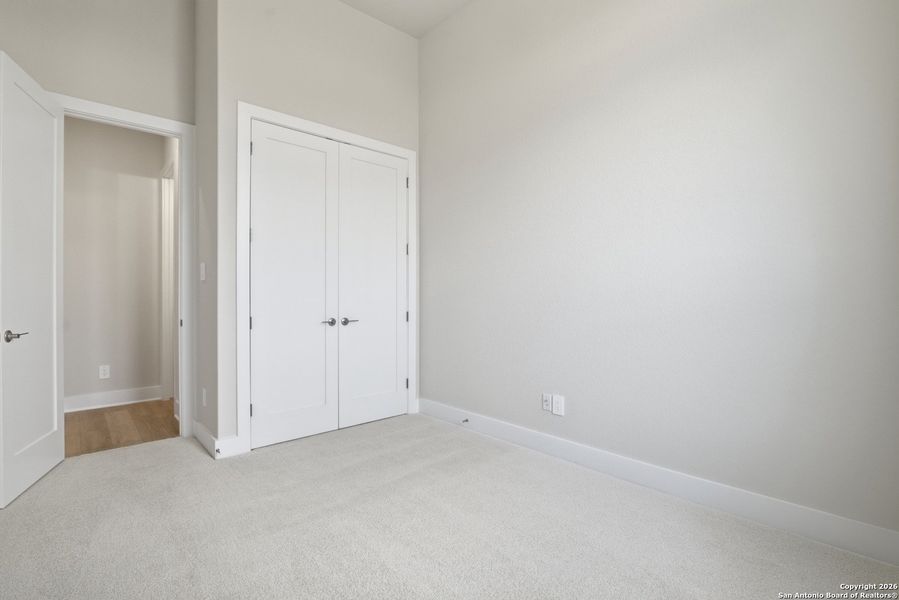 Spacious, unfurnished interior of a new home in Haby Hill 60s, San Antonio (Image 49).