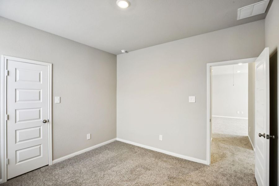 Spacious, unfurnished interior of a new home in Kemah Crossing - Luxe Series, Kemah (Image 17).