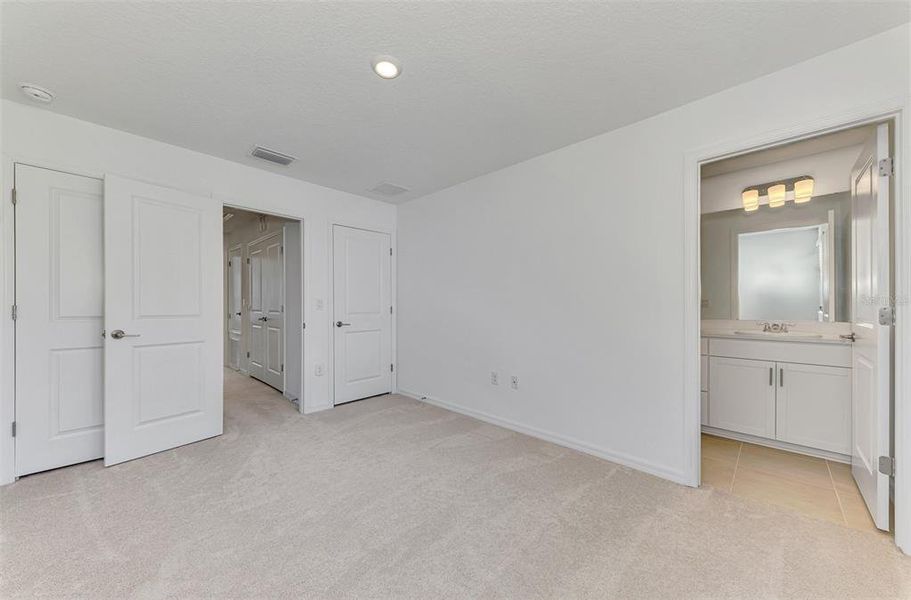 Spacious, unfurnished interior of a new home in , Sarasota (Image 23).