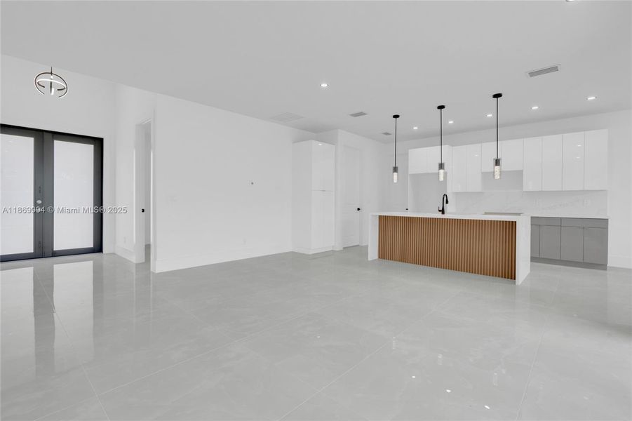 Spacious, unfurnished interior of a new home in , Lehigh Acres (Image 9).