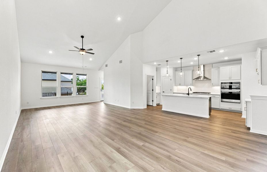 Spacious, unfurnished interior of a new home in Bluffview Reserve, Leander (Image 16).