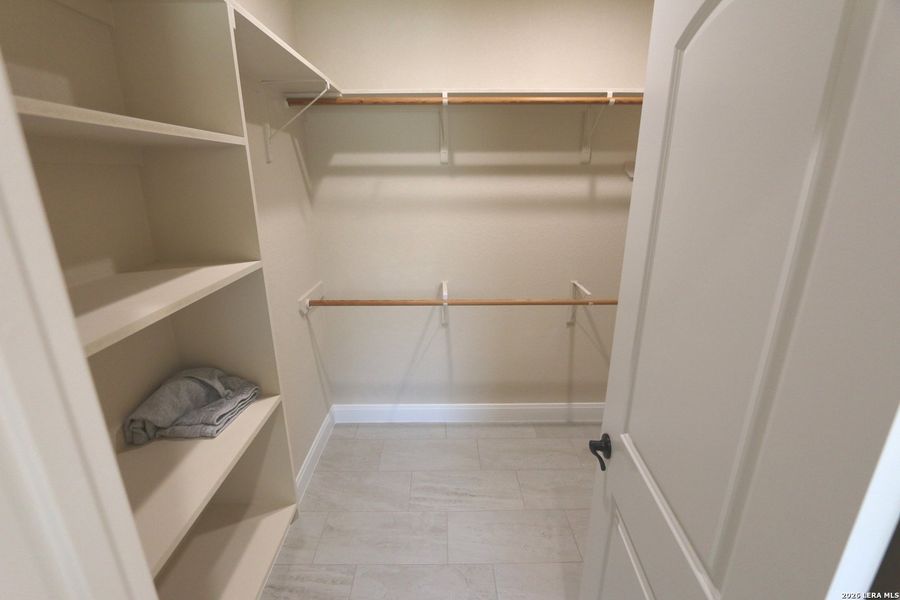 Spacious, unfurnished interior of a new home in , Floresville (Image 21).