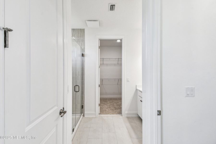 Spacious, unfurnished interior of a new home in Seven Pines 40' Front Entry, Jacksonville (Image 22).