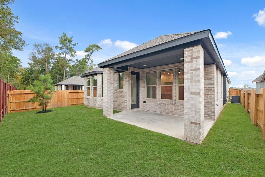 Front exterior of a new home in Evergreen, Conroe, TX, highlighting curb appeal (Image 2). Front exterior of a new home in Evergreen, Conroe, TX, highlighting curb appeal (Image 2).