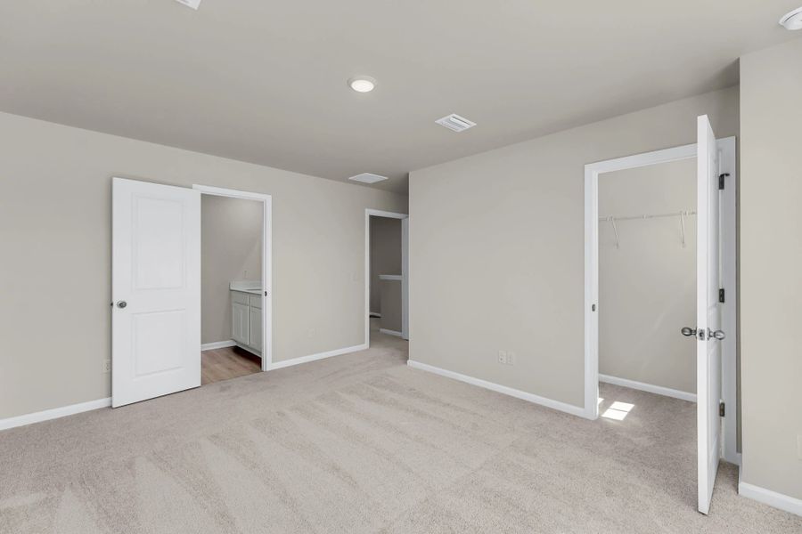 Spacious, unfurnished interior of a new home in Windward Village, Summerville (Image 10).