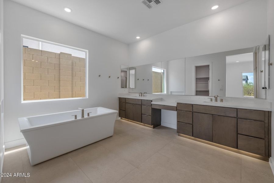 21)MASTER BATH