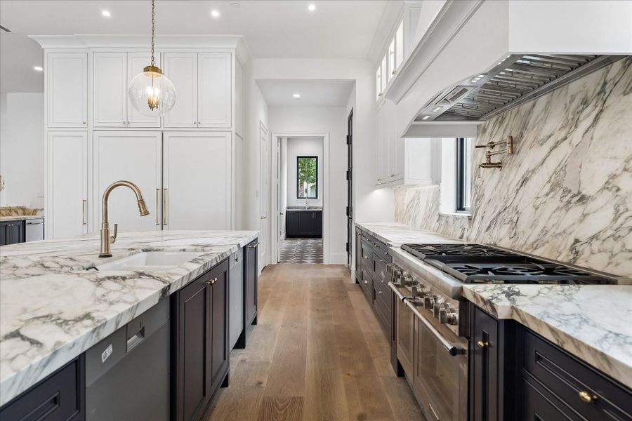 Island Kitchen with Calacatta Monet Marble Island Kitchen with Calacatta Monet Marble