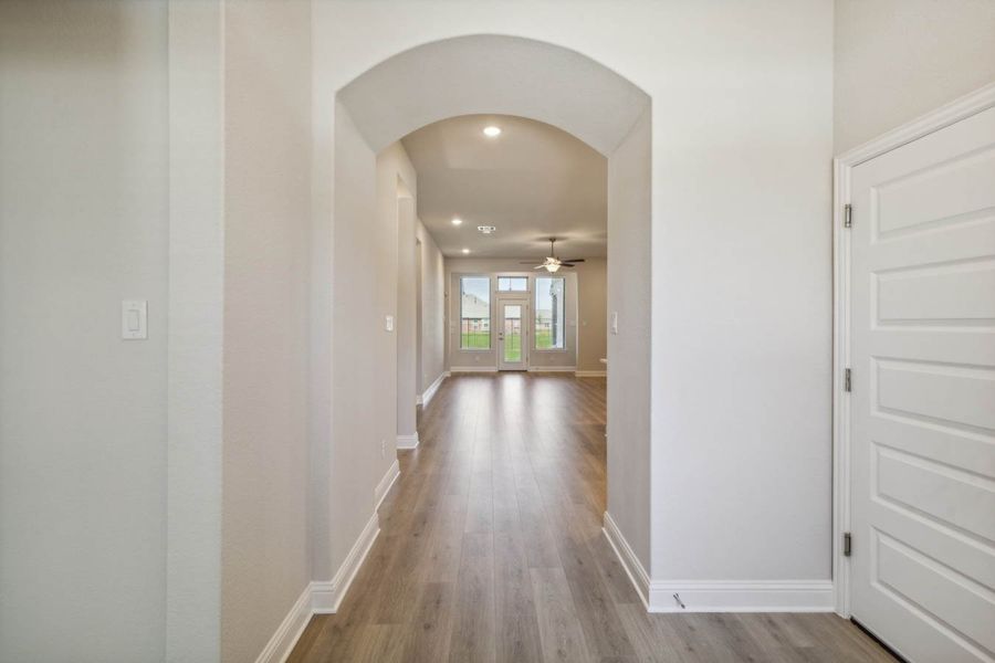 Spacious, unfurnished interior of a new home in Oaks of North Grove, Waxahachie (Image 20).