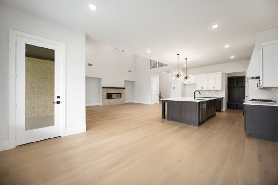 Spacious, unfurnished interior of a new home in Heath Golf and Yacht Club, Heath (Image 28).