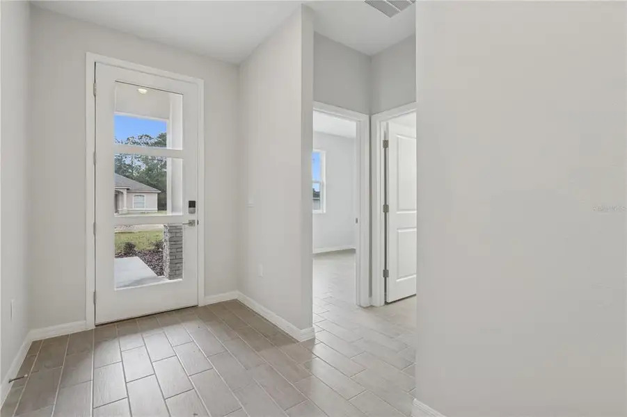 Spacious, unfurnished interior of a new home in , Ocala (Image 6).