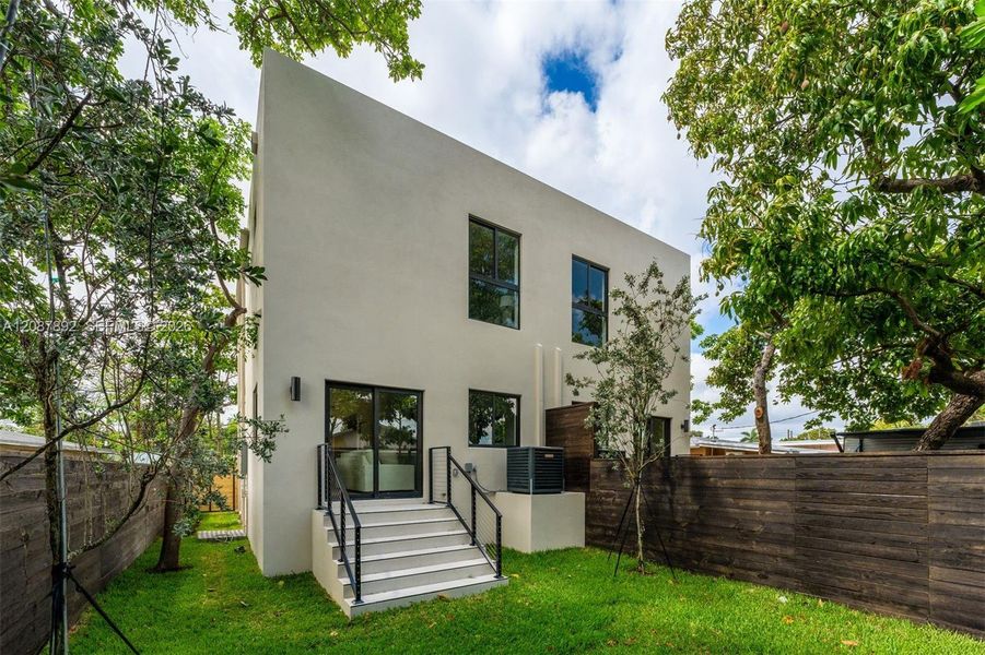Exterior details and patio area of a home in , Miami (Image 26).