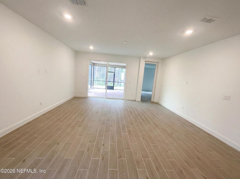 Spacious, unfurnished interior of a new home in Tributary, Yulee (Image 16).