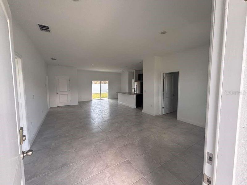 Spacious, unfurnished interior of a new home in , Citrus Springs (Image 11).