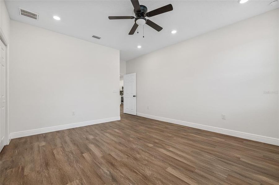 Spacious, unfurnished interior of a new home in , Tampa (Image 32).