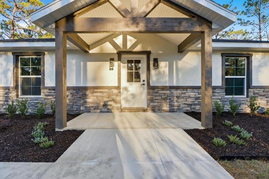 Exterior details and patio area of a home in , Citrus Springs (Image 19).