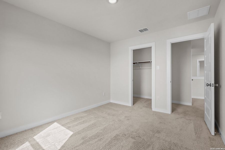 Spacious, unfurnished interior of a new home in Mesa Vista, San Antonio (Image 17).