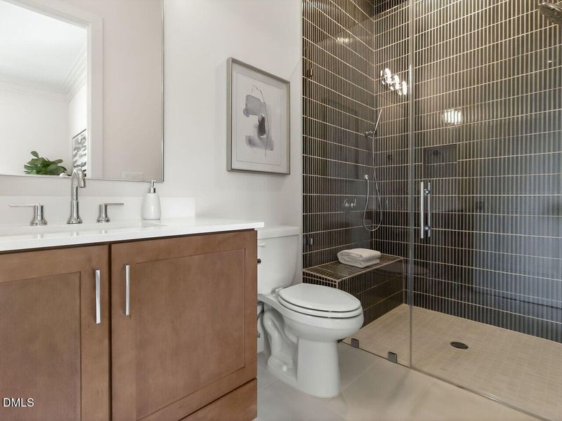 010-1280x960-first-floor-full-bathroom