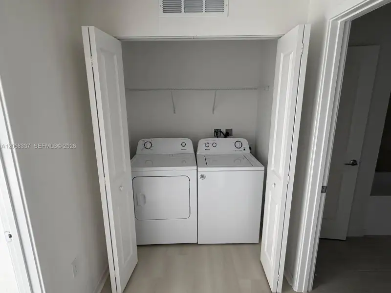 Furnished interior view inside a new home in , Orlando (Image 3).