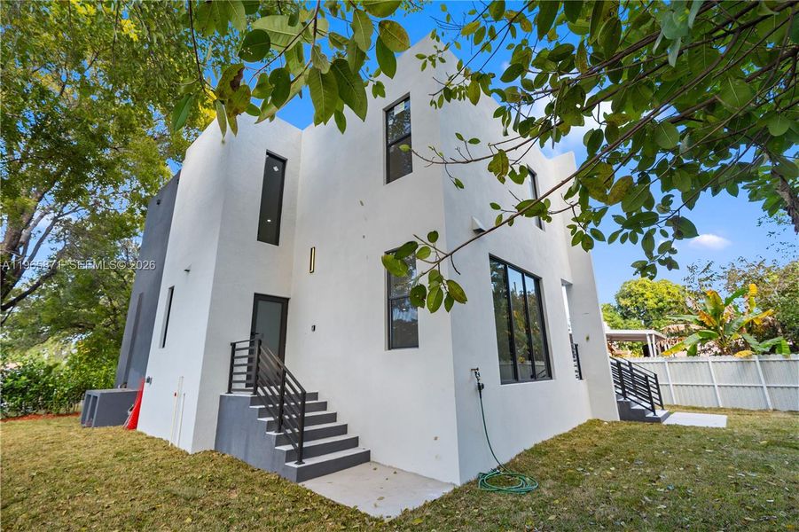 Exterior details and patio area of a home in , Miami (Image 28).