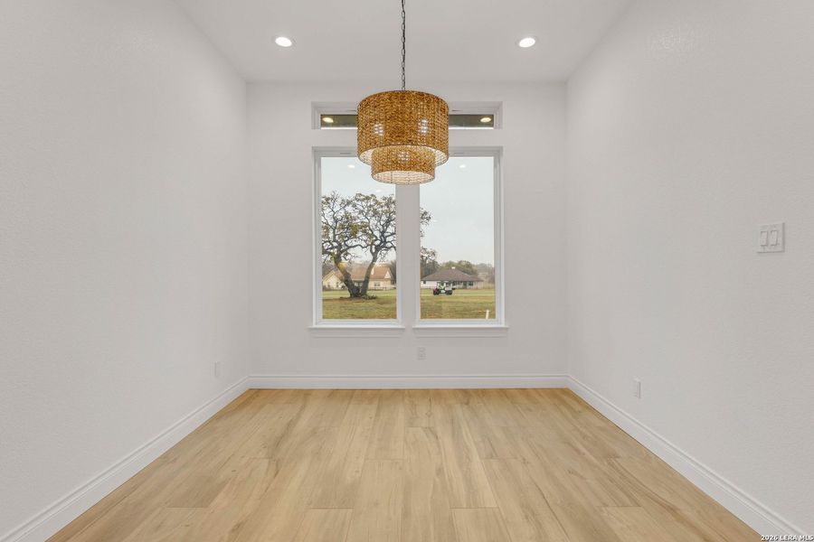 Spacious, unfurnished interior of a new home in , Bandera (Image 36).