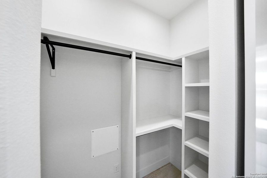 Spacious, unfurnished interior of a new home in , Bandera (Image 38).