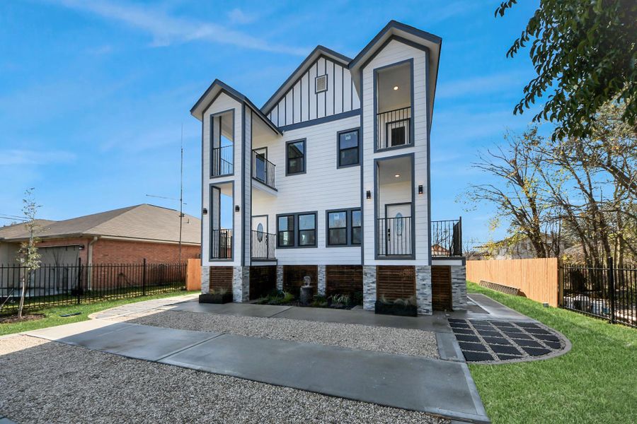 Front exterior of a new home in , Houston, TX, highlighting curb appeal (Image 29).