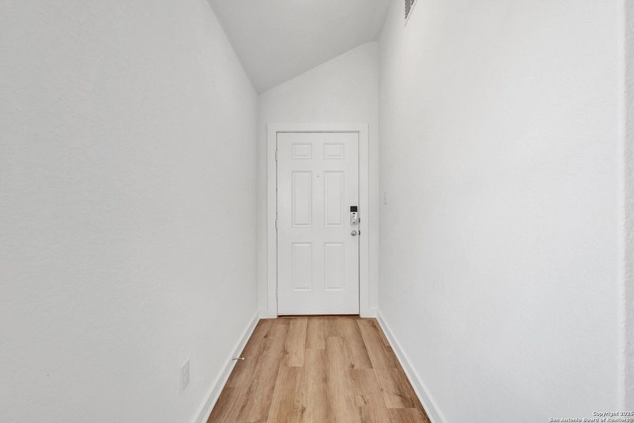 Spacious, unfurnished interior of a new home in Mesquite Ridge, San Antonio (Image 23).