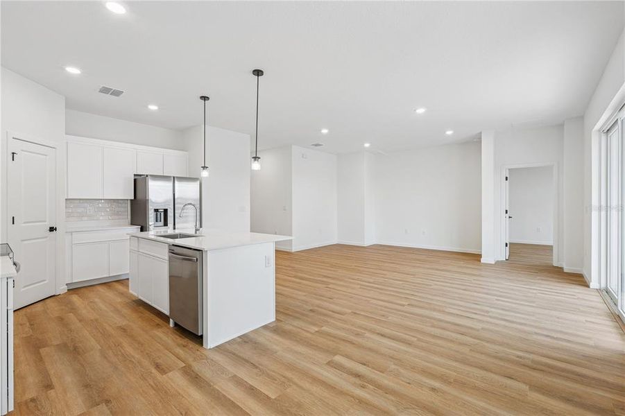 Spacious, unfurnished interior of a new home in Sabana Reserve, Ocala (Image 12).