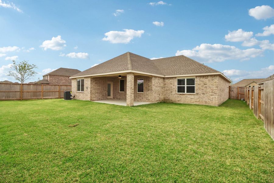 Exterior details and patio area of a home in Lago Mar, Texas City (Image 4).